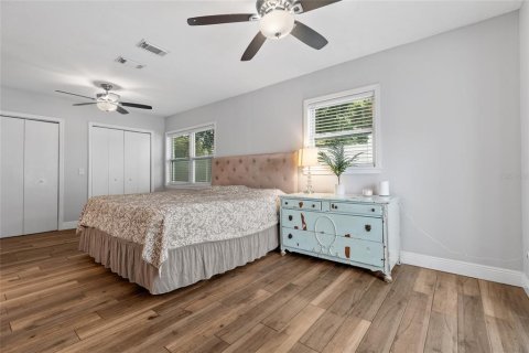 House in Saint Petersburg, Florida 3 bedrooms, 151.24 sq.m. № 2410431 - photo 21