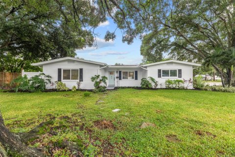 House in Saint Petersburg, Florida 3 bedrooms, 151.24 sq.m. № 2410431 - photo 2