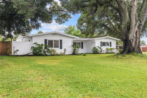 House in Saint Petersburg, Florida 3 bedrooms, 151.24 sq.m. № 2410431 - photo 3