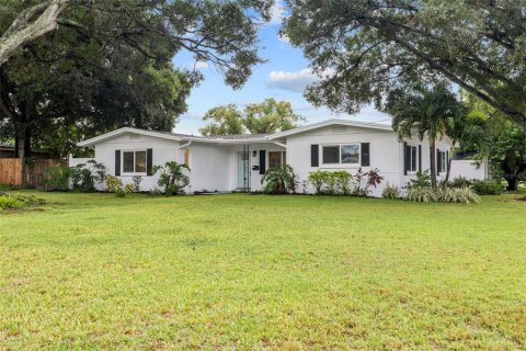 House in Saint Petersburg, Florida 3 bedrooms, 151.24 sq.m. № 2410431 - photo 4
