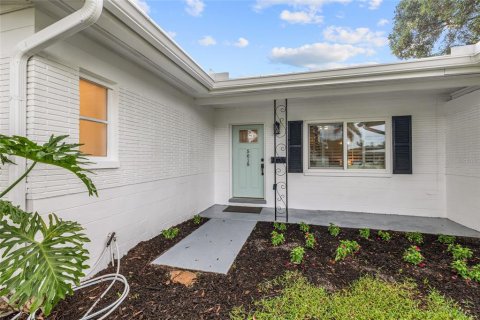 House in Saint Petersburg, Florida 3 bedrooms, 151.24 sq.m. № 2410431 - photo 7