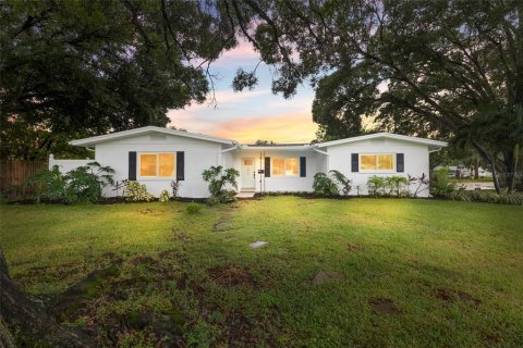 House in Saint Petersburg, Florida 3 bedrooms, 151.24 sq.m. № 2410431