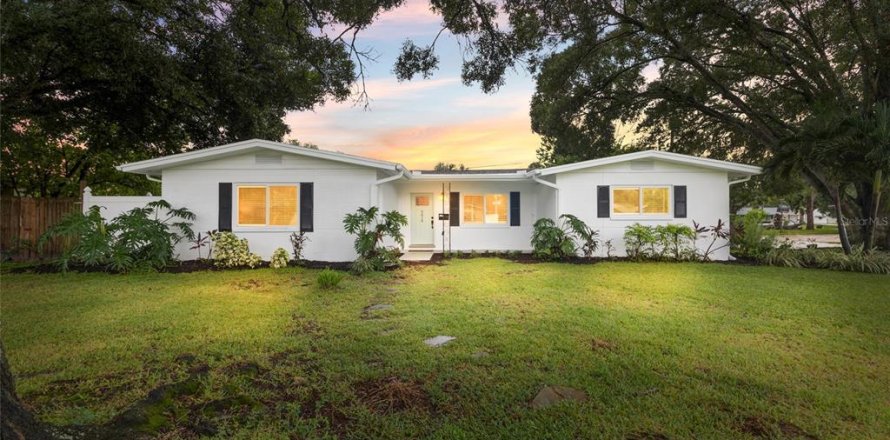 House in Saint Petersburg, Florida 3 bedrooms, 151.24 sq.m. № 2410431