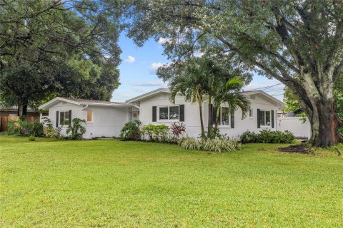 House in Saint Petersburg, Florida 3 bedrooms, 151.24 sq.m. № 2410431 - photo 5