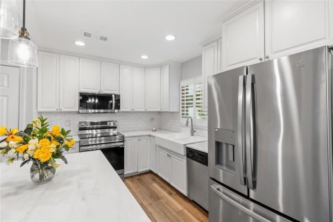 House in Saint Petersburg, Florida 3 bedrooms, 151.24 sq.m. № 2410431 - photo 11