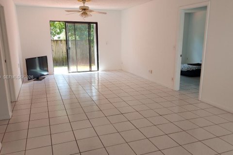 Condo in Hollywood, Florida, 2 bedrooms  № 2044568 - photo 2