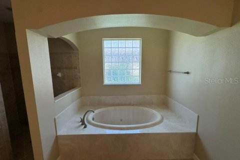 House in Clermont, Florida 4 bedrooms, 341.51 sq.m. № 2222413 - photo 12