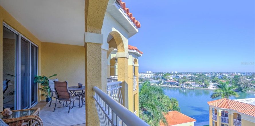 Condo in Saint Pete Beach, Florida, 3 bedrooms  № 2233080