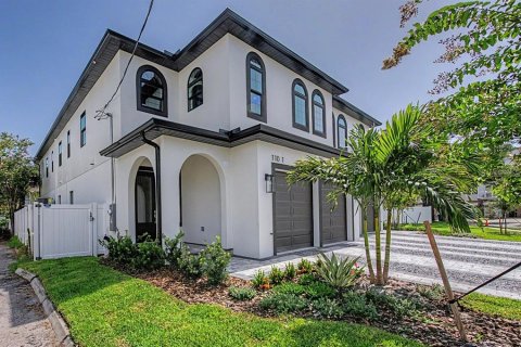 Townhouse in Tampa, Florida 4 bedrooms, 295.89 sq.m. № 2199399