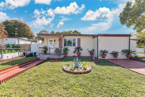 Casa en venta en North Miami, Florida, 3 dormitorios, 123.75 m2 № 1482558 - foto 1