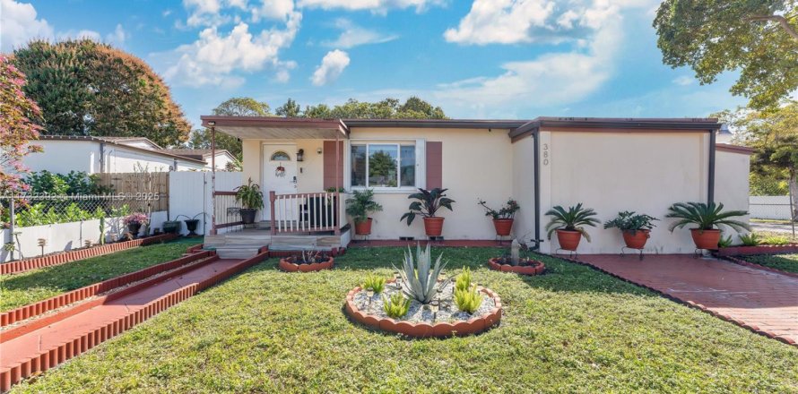 Casa en North Miami, Florida 3 dormitorios, 123.75 m2 № 1482558