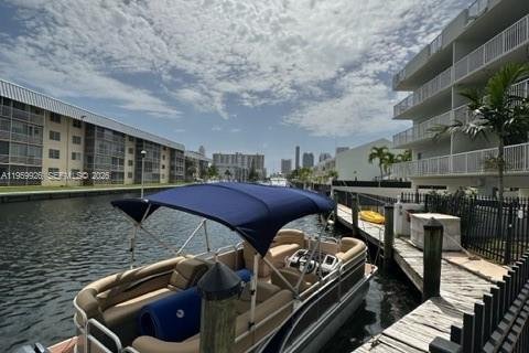 Condo in North Miami Beach, Florida, 2 bedrooms № 2080691 - photo 7