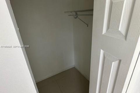 Condo in North Miami Beach, Florida, 2 bedrooms № 2080691 - photo 10