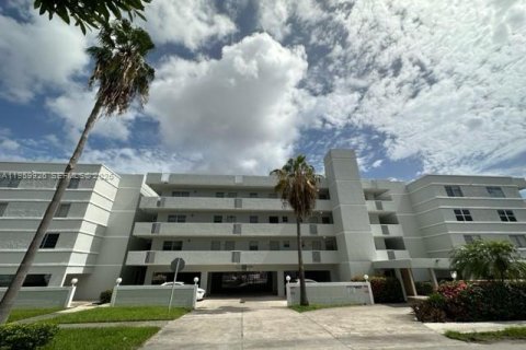 Condo in North Miami Beach, Florida, 2 bedrooms № 2080691 - photo 13