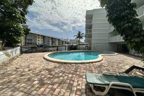 Condo in North Miami Beach, Florida, 2 bedrooms № 2080691 - photo 12