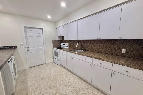 Villa ou maison à louer à Miami, Floride: 2 chambres, 236.34 m2 № 2008085 - photo 3