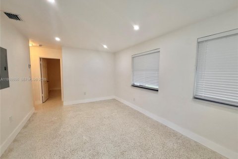 Villa ou maison à louer à Miami, Floride: 2 chambres, 236.34 m2 № 2008085 - photo 4