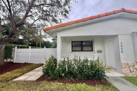 Villa ou maison à louer à Miami, Floride: 2 chambres, 236.34 m2 № 2008085 - photo 2