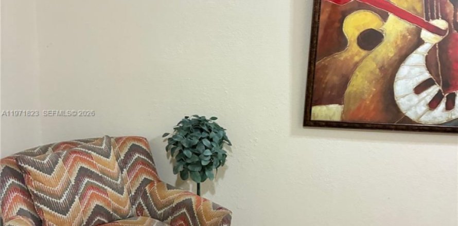 Кондоминиум с 3 спальнями в Лодерхилл, Флорида № 2051399