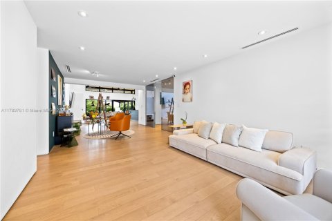 House in Miami, Florida 3 bedrooms, 214.98 sq.m. № 1647311 - photo 9
