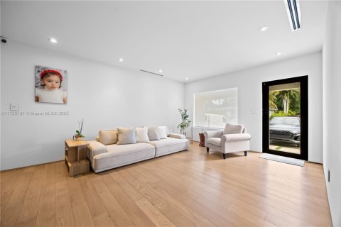 House in Miami, Florida 3 bedrooms, 214.98 sq.m. № 1647311 - photo 8