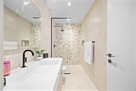 House in Miami, Florida 3 bedrooms, 214.98 sq.m. № 1647311 - photo 23