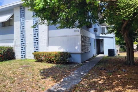 House in North Miami Beach, Florida 2 bedrooms, 474.27 sq.m. № 2041948 - photo 7