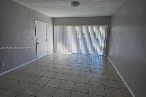 House in North Miami Beach, Florida 2 bedrooms, 474.27 sq.m. № 2041948 - photo 2