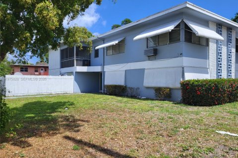 House in North Miami Beach, Florida 2 bedrooms, 474.27 sq.m. № 2041948