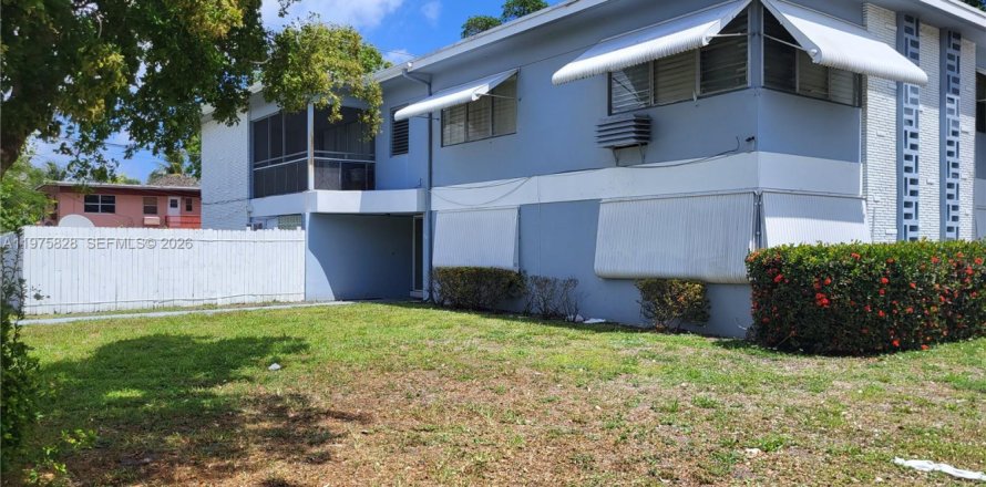 House in North Miami Beach, Florida 2 bedrooms, 474.27 sq.m. № 2041948