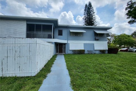 House in North Miami Beach, Florida 2 bedrooms, 474.27 sq.m. № 2041948 - photo 8