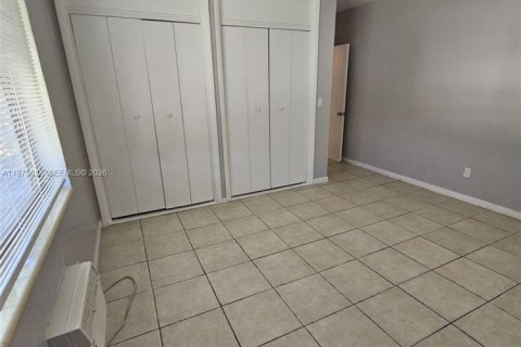 House in North Miami Beach, Florida 2 bedrooms, 474.27 sq.m. № 2041948 - photo 6
