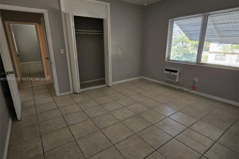 House in North Miami Beach, Florida 2 bedrooms, 474.27 sq.m. № 2041948 - photo 5