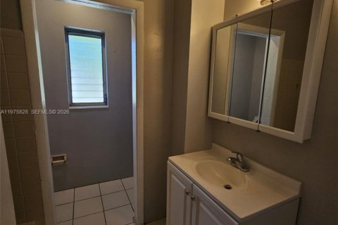 House in North Miami Beach, Florida 2 bedrooms, 474.27 sq.m. № 2041948 - photo 4