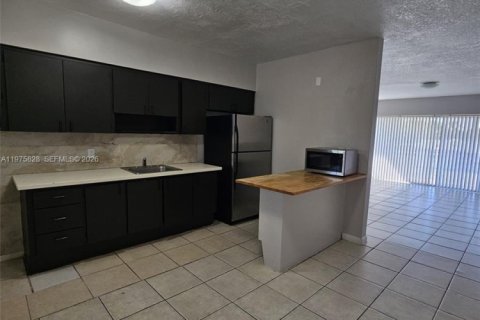 House in North Miami Beach, Florida 2 bedrooms, 474.27 sq.m. № 2041948 - photo 3