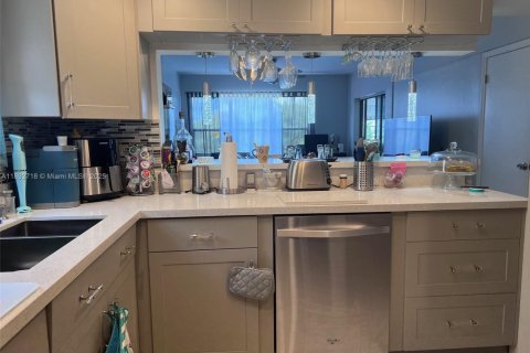 Copropriété à vendre à Pompano Beach, Floride: 2 chambres, 102.19 m2 № 1945930 - photo 11