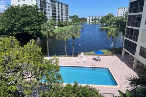 Copropriété à vendre à Pompano Beach, Floride: 2 chambres, 102.19 m2 № 1945930 - photo 1