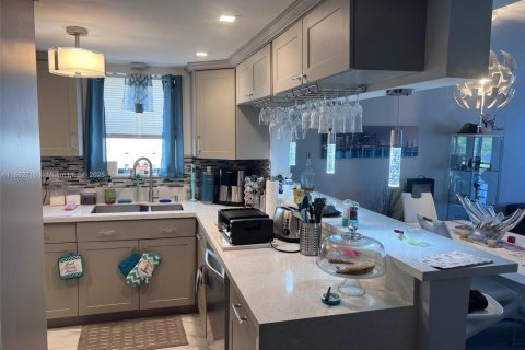 Copropriété à vendre à Pompano Beach, Floride: 2 chambres, 102.19 m2 № 1945930 - photo 10