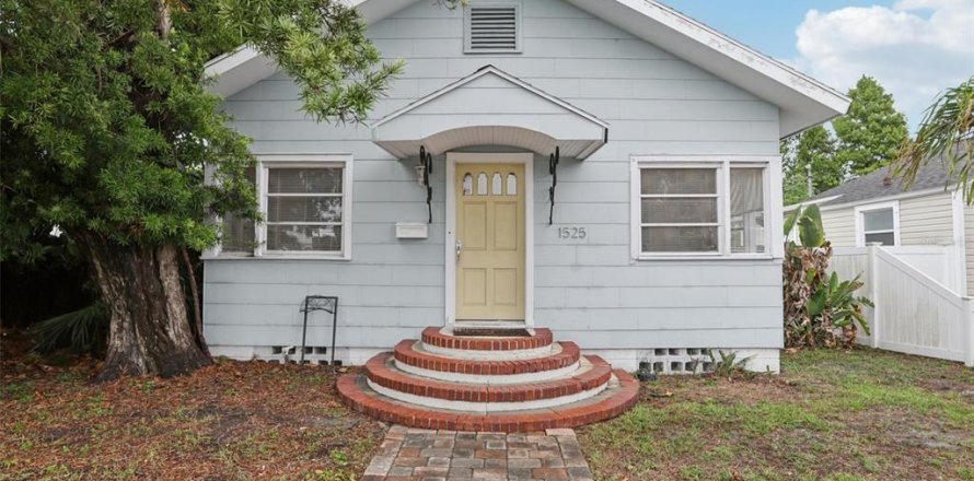 House in Saint Petersburg, Florida 2 bedrooms, 89.19 sq.m. № 1774041