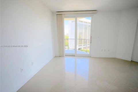 Condo in Miami, Florida, 2 bedrooms  № 2052749 - photo 2