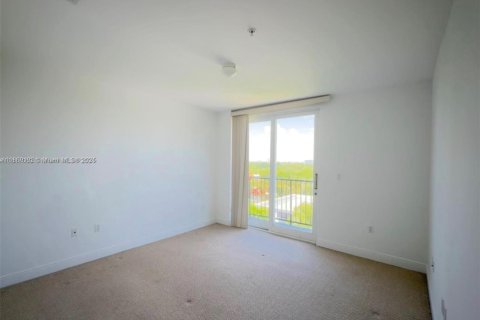Condo in Miami, Florida, 2 bedrooms  № 2052749 - photo 9