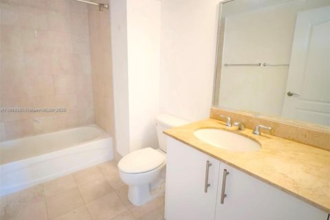 Condo in Miami, Florida, 2 bedrooms  № 2052749 - photo 11