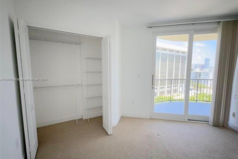 Condo in Miami, Florida, 2 bedrooms  № 2052749 - photo 10