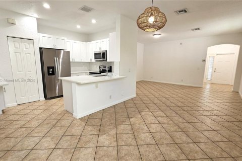 Villa ou maison à louer à Weston, Floride: 3 chambres, 133.22 m2 № 1895854 - photo 4
