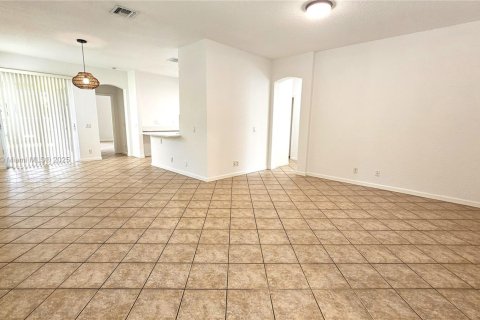 Villa ou maison à louer à Weston, Floride: 3 chambres, 133.22 m2 № 1895854 - photo 2
