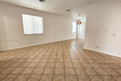 Villa ou maison à louer à Weston, Floride: 3 chambres, 133.22 m2 № 1895854 - photo 9