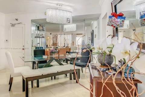 Condo in Bal Harbour, Florida, 2 bedrooms  № 1867482 - photo 16