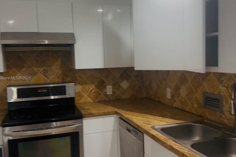 Condo in Bal Harbour, Florida, 2 bedrooms  № 1867482 - photo 12