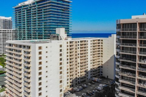 Condo in Bal Harbour, Florida, 2 bedrooms  № 1867482 - photo 17
