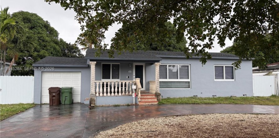 House in Hialeah, Florida 3 bedrooms, 104.52 sq.m. № 2002277